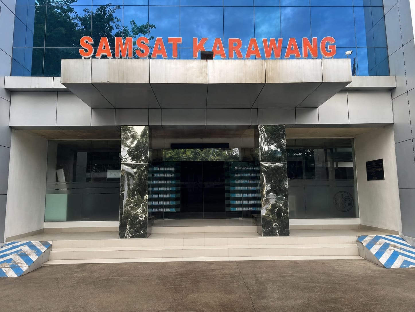 Lagi-Lagi Dugaan Pungutan Liar pada Pelayanan Pajak Kendaraan di Samsat Karawang Jadi Sorotan, Biaya Dinilai Memberatkan Wajib Pajak