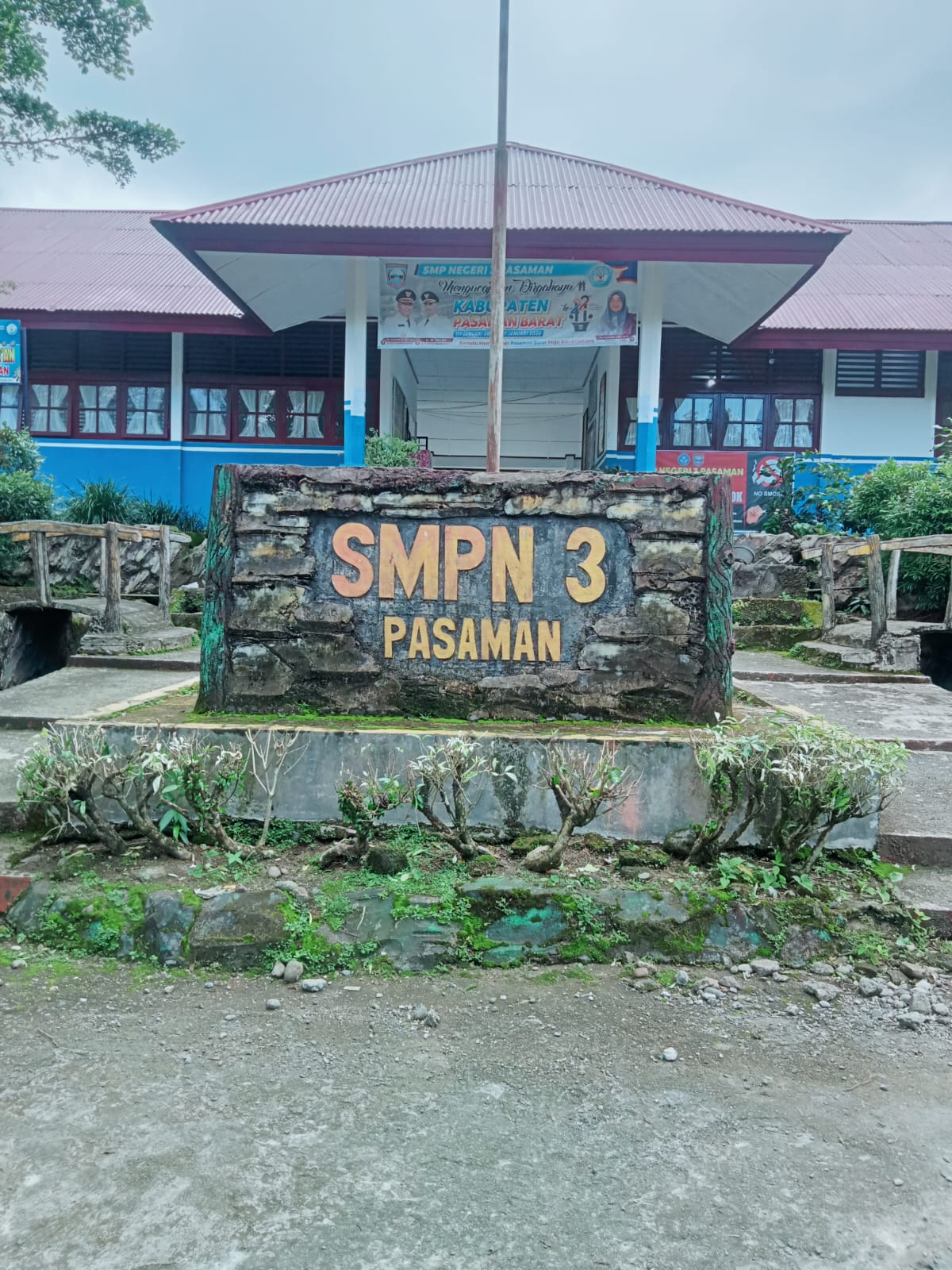 SUMATERA BARAT PASAMAN BARAT VIRAL SEORANG OKNUM GURU BAKAR ALAS KAKI MURID DEMI MENJAGA KEDISIPLINAN
