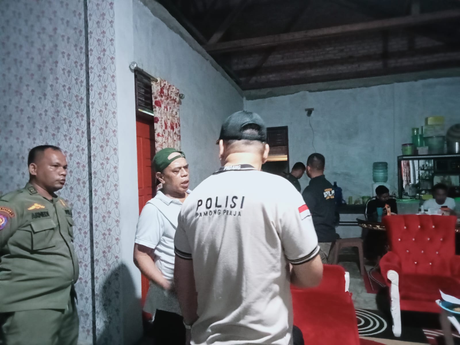 Kuat Beking Cafe H. BUlKAINI (Pak Bul) di duga Pemerintah kabupaten Pasaman Barat lemah tidak bisa mengatasi kafe remang2 yang terletak di Jorong Jambu Baru Aua Kuniang