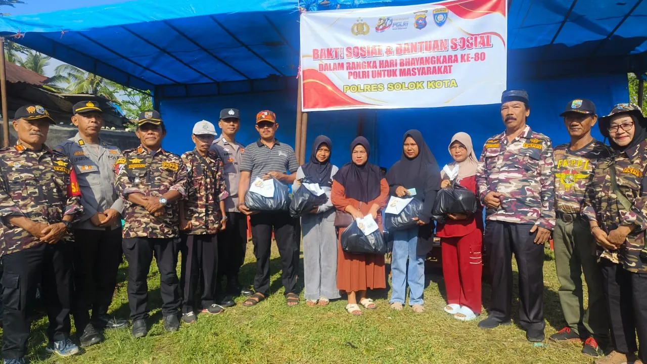 Sumatera Barat. Kota Solok Hari Bhayangkara ke-80, Polres Solok Kota Gandeng FKPPI Gelar Bakti Sosial untuk Warga
