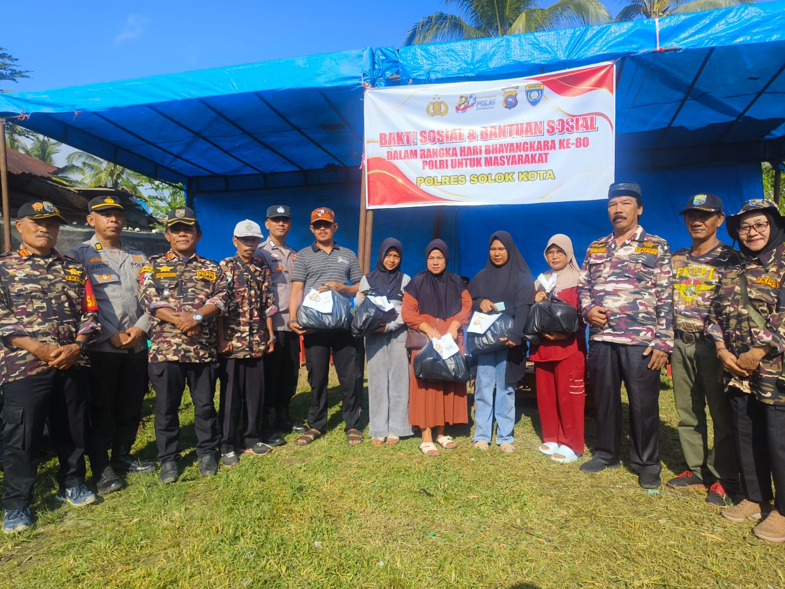 Sumatera Barat. Kota Solok Hari Bhayangkara ke-80, Polres Solok Kota Gandeng FKPPI Gelar Bakti Sosial untuk Warga